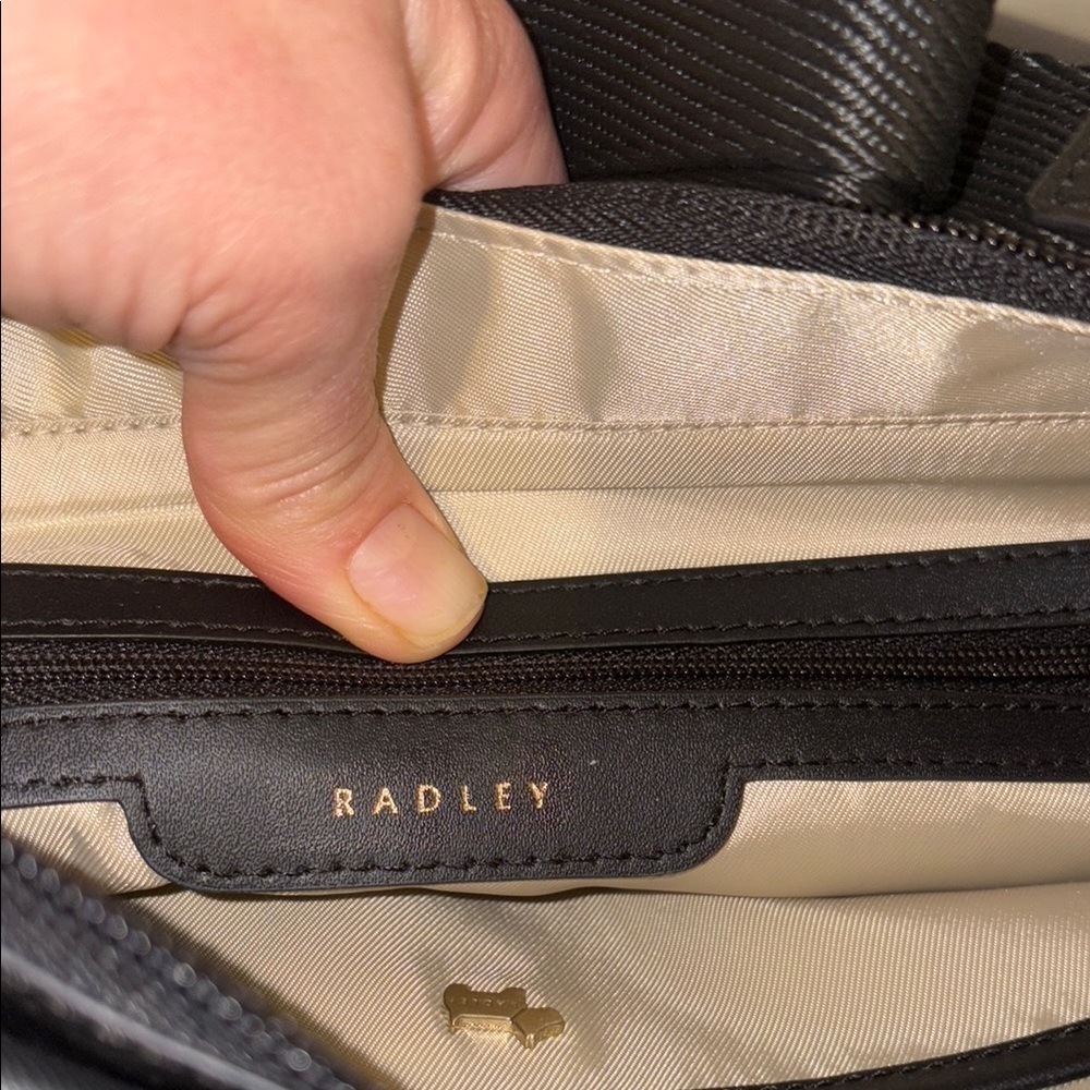 RADLEY LONDON Black Leather Shoulder Bag with Minimalist Design - Picture 9 of 11